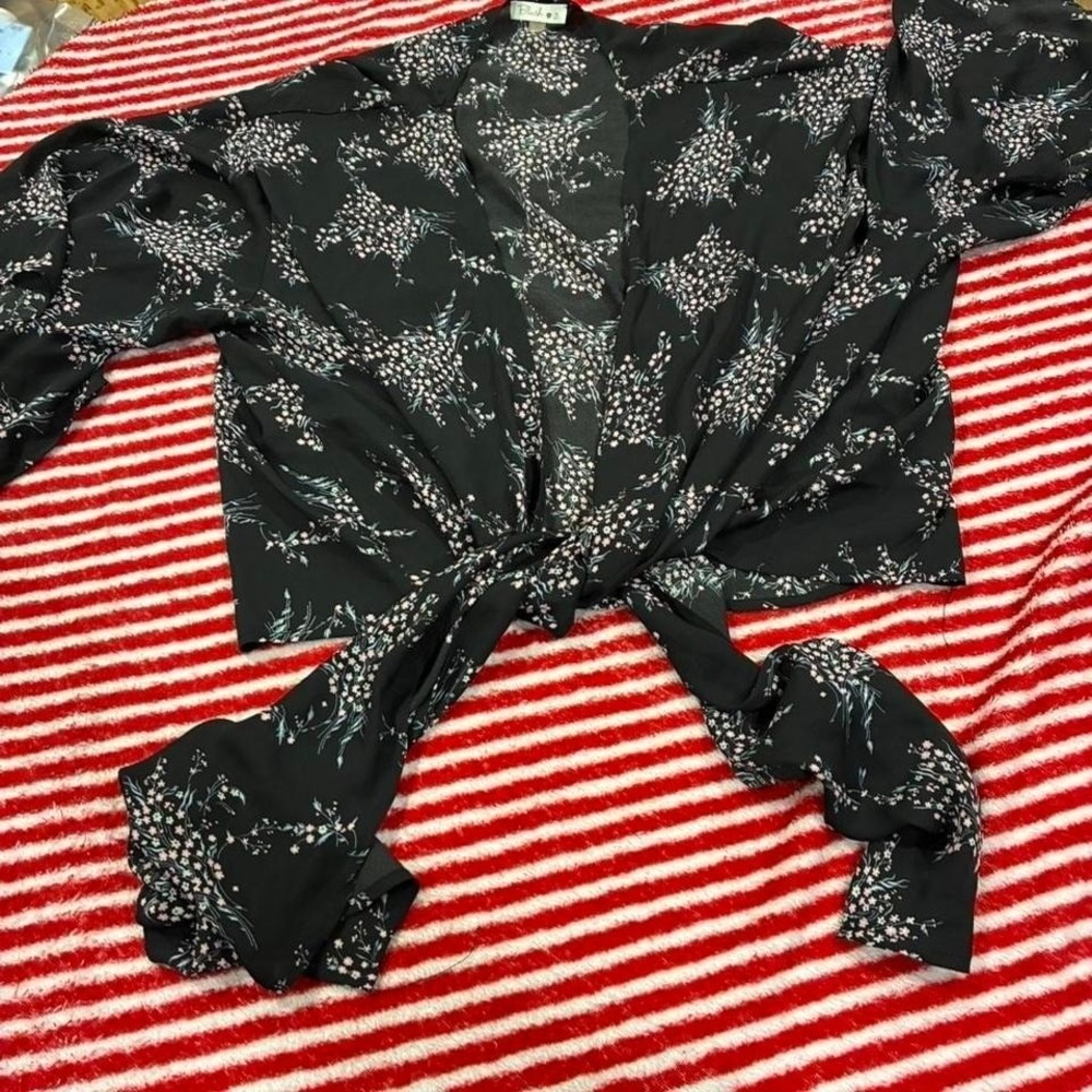 Black and white floral Blouse with tie front tie brand Blush J Size women SKU4